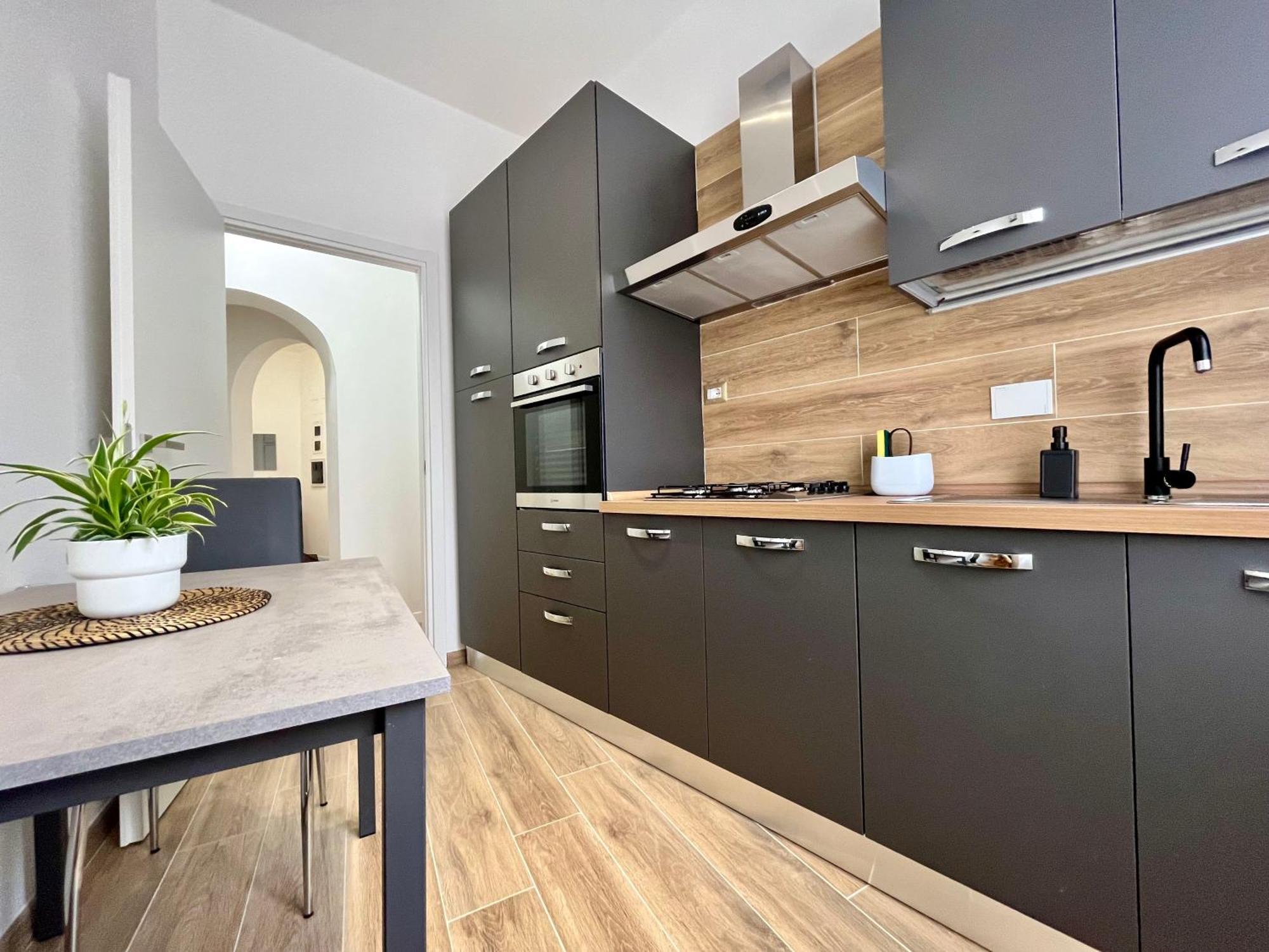 Apartment Pyramidhouse - 100mq With View - 2km From The Colosseum *