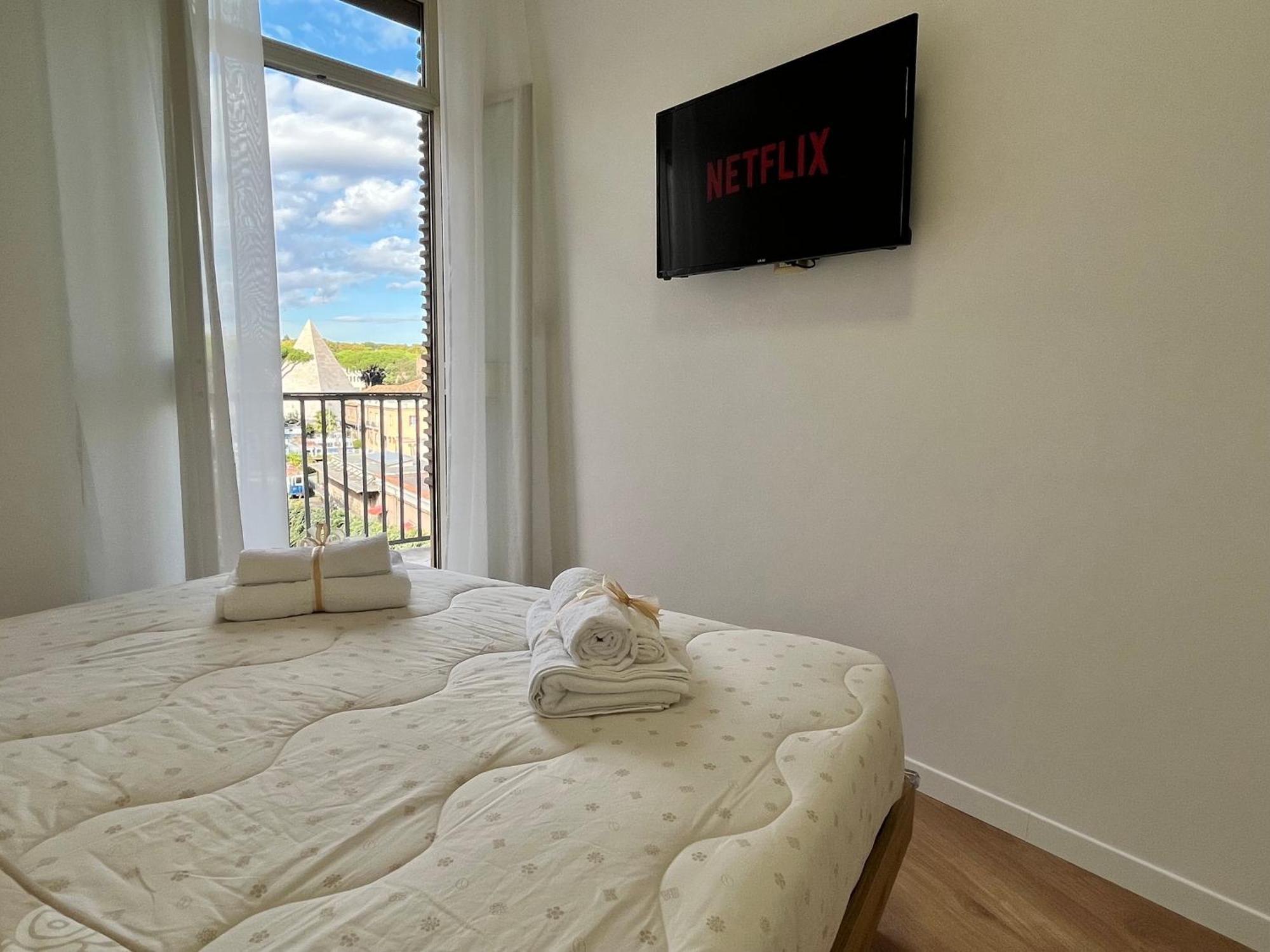 Apartment Pyramidhouse - 100mq With View - 2km From The Colosseum