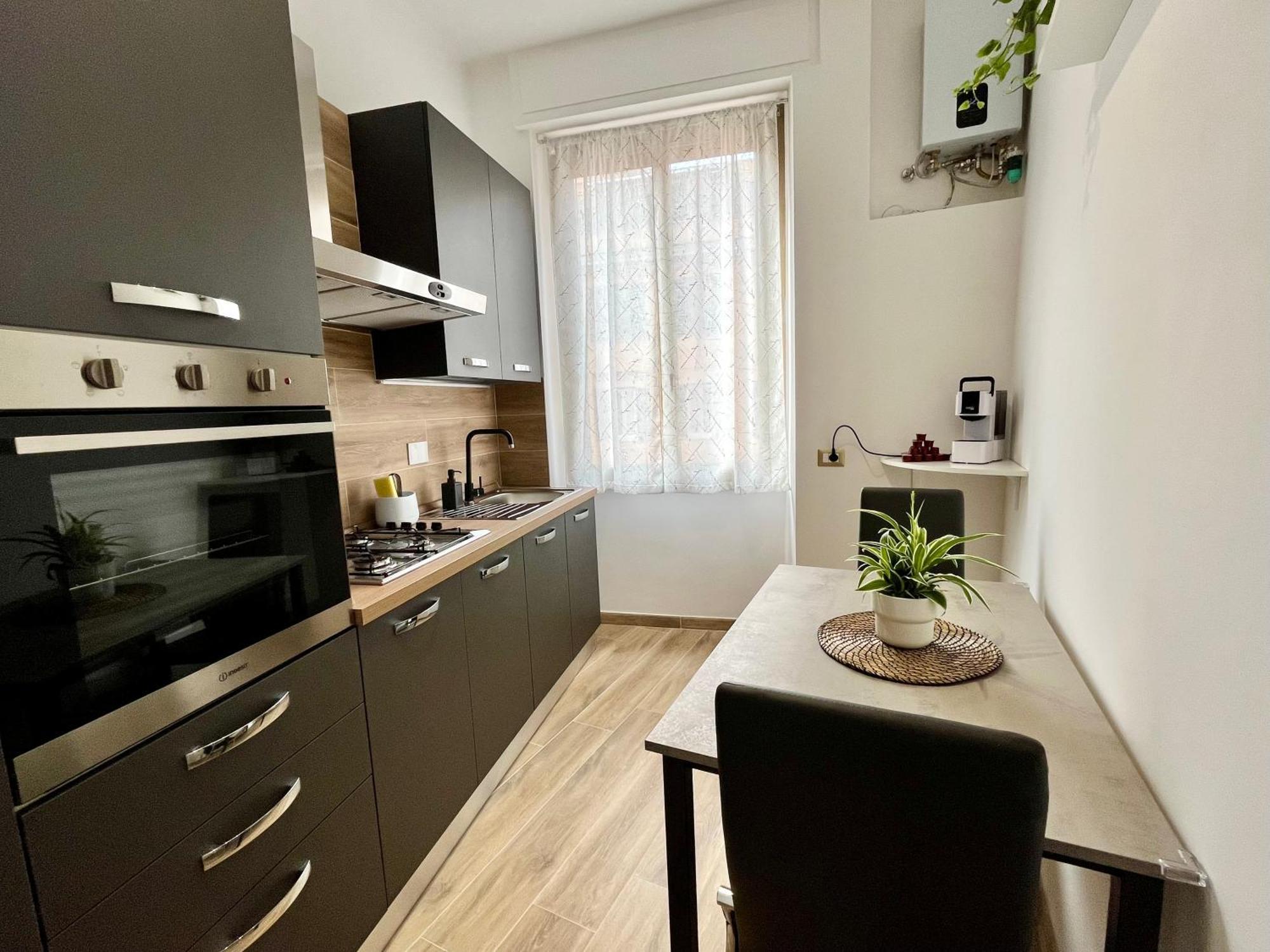 Apartment Pyramidhouse - 100mq With View - 2km From The Colosseum